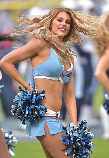 Una cheerleader dei Tennessee Titans in azione durante una partita contro i Jacksonville Jaguars (Reuters)
